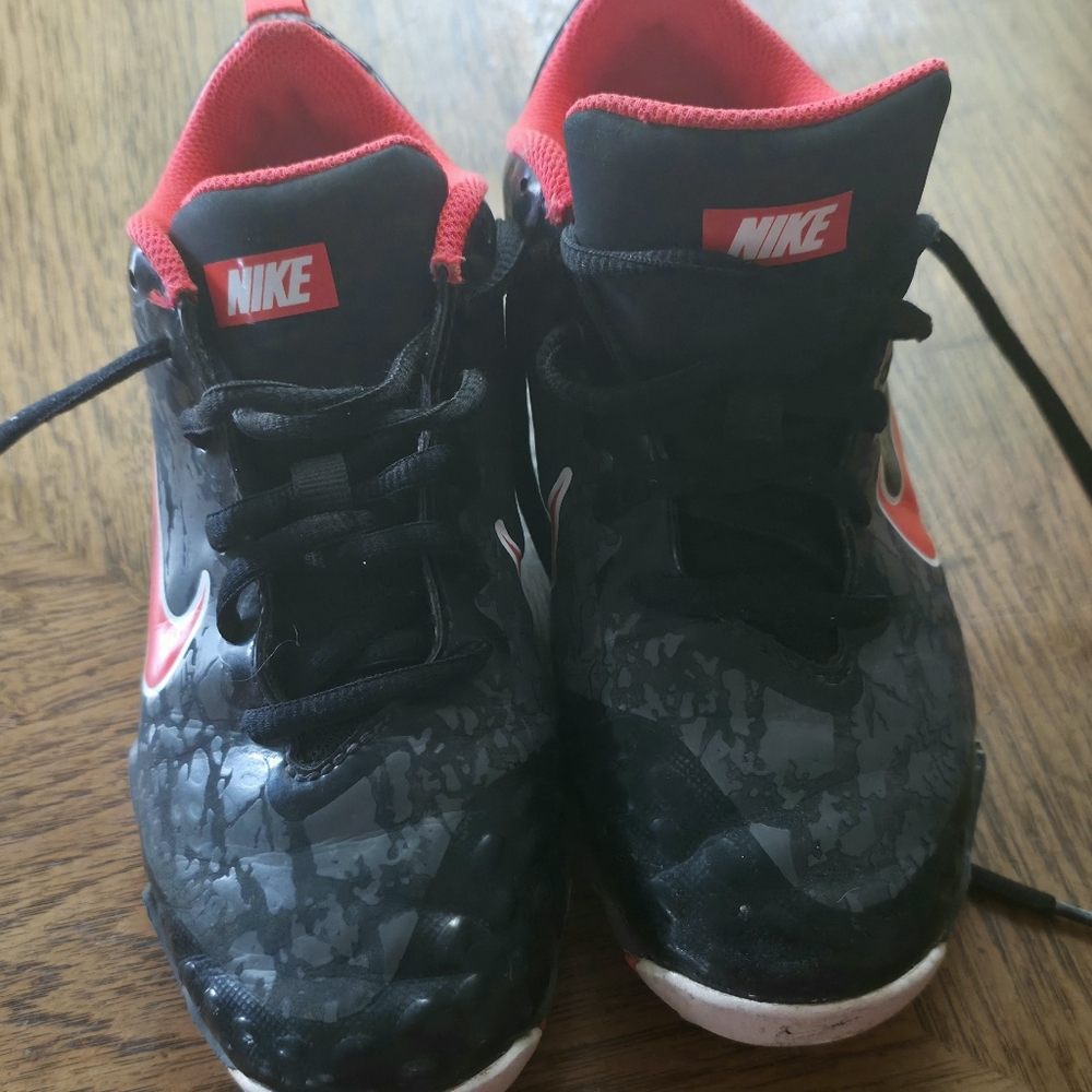 Nike Kids Black and Red Cleats - Picture 4 of 4